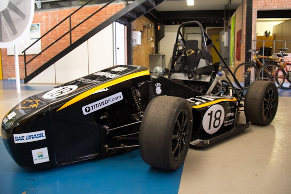 Universidade cria carro de corrida que pode ser montado em casa