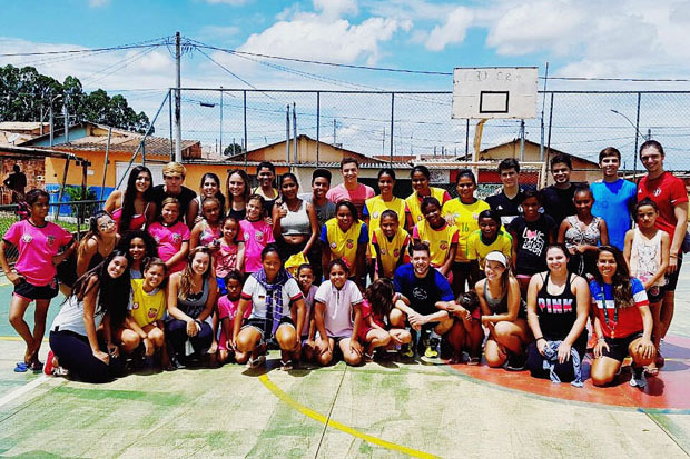 Escolinha de Futebol “Mãos dadas pelo Esporte” participa de