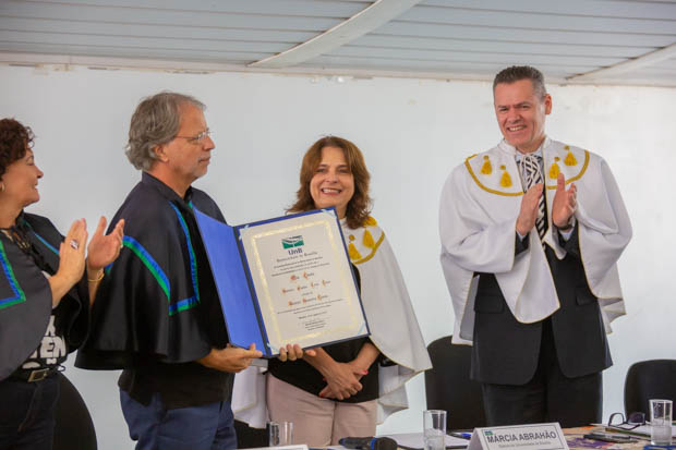 Cerimônia Honoris Causa prestigia personalidades no IESB