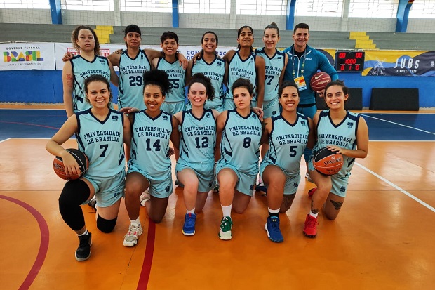 Logo abaixo tiro de pessoa jogando basquete - Fotos de arquivo