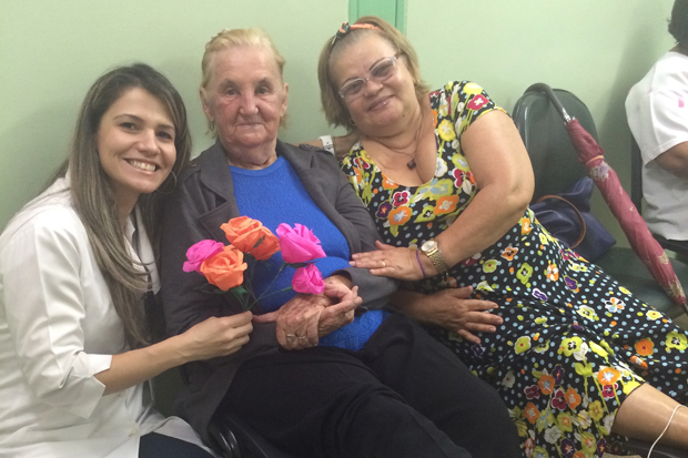 A professora Aline Alves recebe homenagem das pacientes. Foto: Divulgação do Projeto