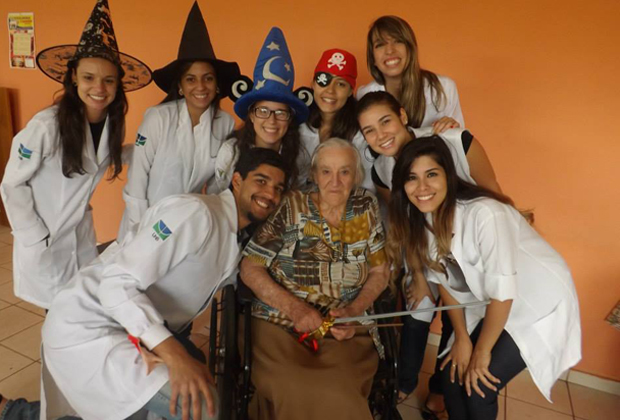 Dona Santa comemora aniversário na Escola de avós. Foto: Divulgação