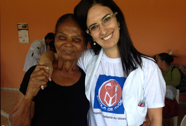 A professora Patrícia Garcia recebe carinho da paciente Matilde Souza. Foto: Divulgação