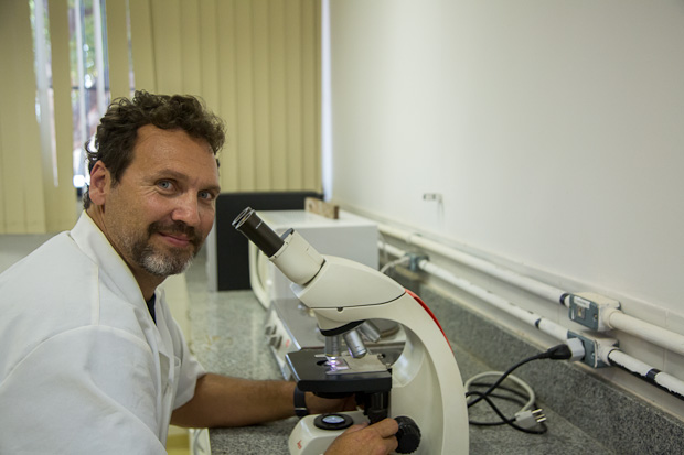 Doutor em patologia animal, professor Márcio Botelho coordena as atividades do Laboratório.
