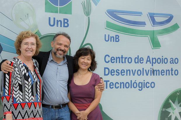 Decanas Maria Emília e Helena Shimizu com o diretor do CDT Sanderson Barbalho. Foto: Luís Gustavo / Secom UnB