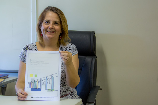 Claudia Griboski, presidente da CPA, mostra o Relatório. Foto: Luis Gustavo Prado/Secom UnB.