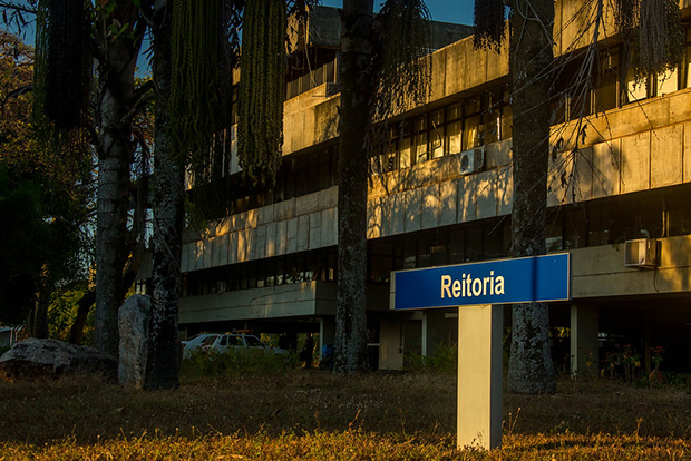 Imagem mostra o prédio da Reitoria, localizado no Campus Darcy Ribeiro da Universidade de Brasília