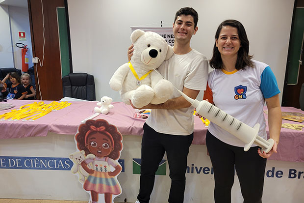 Contação de história incentiva as crianças a vencer o medo de injeção. Foto: Vanessa Vieira